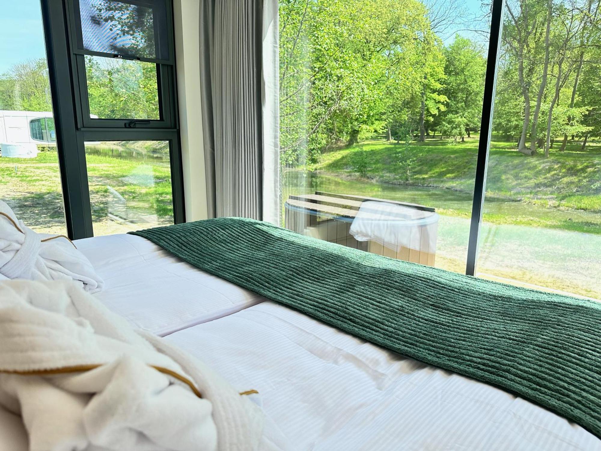 Palac Wieniawskich - Luksusowe, Caloroczne Glampingowe, Prywatna Balia, Park 10ha