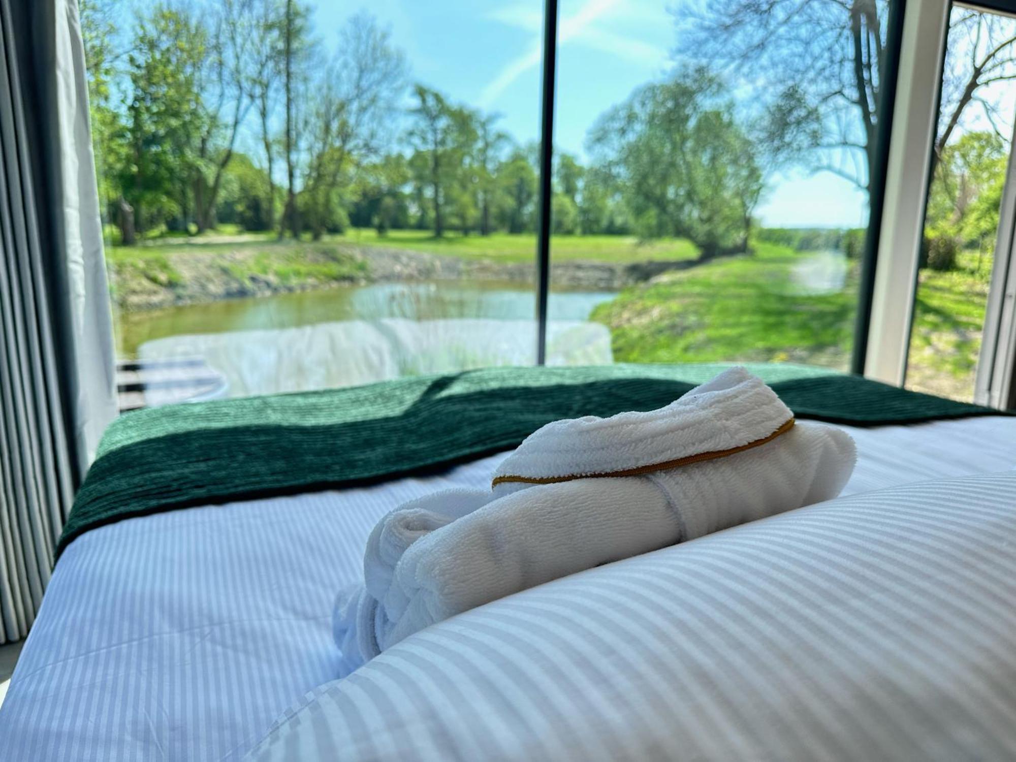 Lodge Palac Wieniawskich - Luksusowe, Caloroczne Glampingowe, Prywatna Balia, Park 10ha